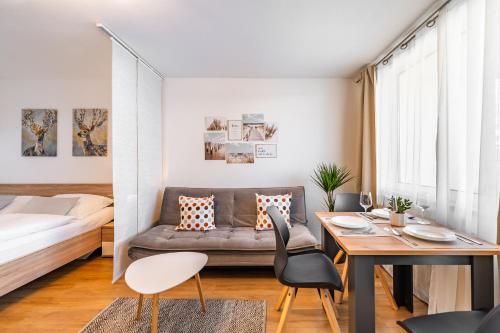 蒙德塞Billys Apartment Zentrum, Renoviert, Garage, Netflix的小型公寓配有沙发和桌椅