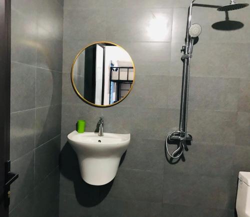 宁平Metoo Homestay - Kitchen - Bar的一间带水槽和镜子的浴室