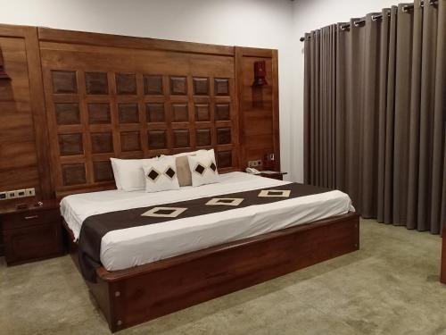 贝里胡罗亚World's End Base Eco-Village的一间卧室配有一张大床和木制床头板