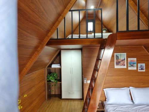 奠边府市Homestay Mường Trời的带阁楼的客房,设有一张床和楼梯