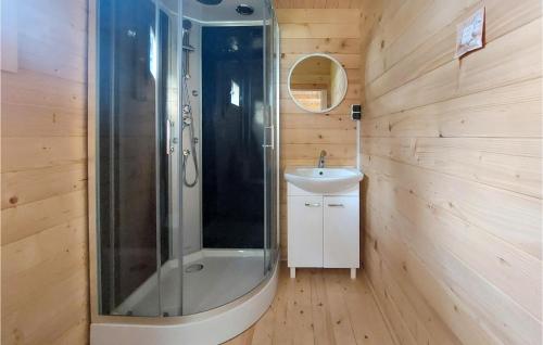 波别罗沃Beautiful Home In Pobierowo With Kitchen的带淋浴和盥洗盆的浴室