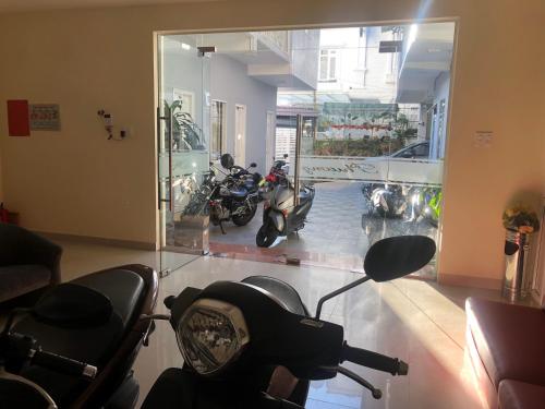 大叻芳香旅馆 的停在房间里的一群摩托车