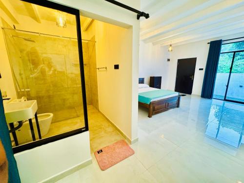 韦利格默Ru Retreat Weligama的一间带水槽的浴室和一张位于客房内的床