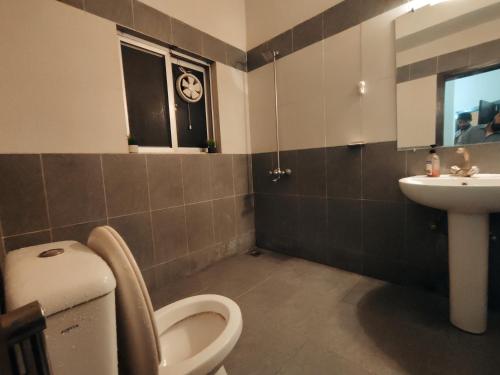 伊斯兰堡APARTMENTS of Comfort!的一间带卫生间和水槽的浴室