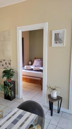 奎波斯城Henko House的带镜子的房间,里面设有一张床