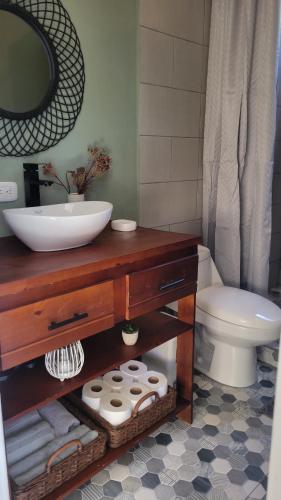 奎波斯城Henko House的一间带水槽和卫生间的浴室