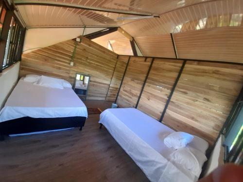 PalestinaChalet Lupe的一间小客房内配有两张床的卧室
