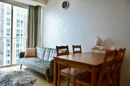 莎阿南Homestay at Menara U的客厅配有沙发和桌子