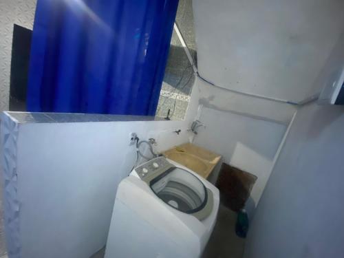 孔塔任Casa Geminada的一间带蓝色窗帘的卫生间的小浴室