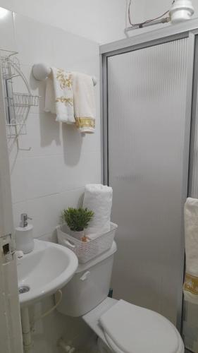 波哥大El descanso的白色的浴室设有卫生间和水槽。