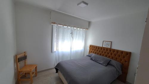 内科切阿"La Finca"的一间卧室设有一张床和一个窗口
