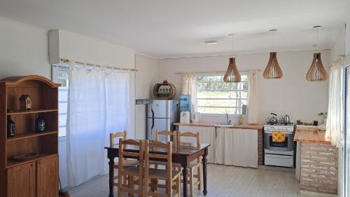 内科切阿"La Finca"的厨房配有桌子和冰箱