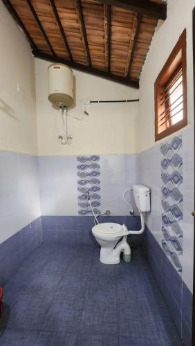 桑提科帕The Wind Chime - SUPRAD Estate的一间带卫生间和窗户的浴室