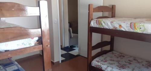 瓜鲁柳斯Sitio Terra Azul的小房间设有两张双层床和镜子