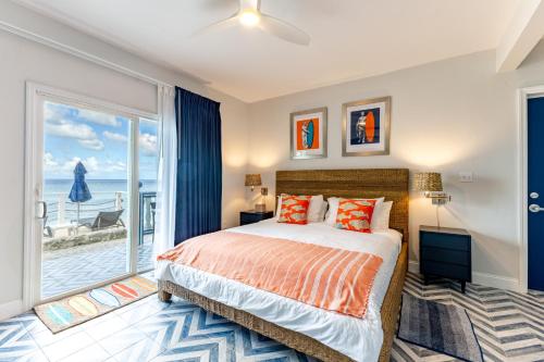 罗得城塞巴斯蒂安海滩酒店的一间卧室设有一张床和一个大窗户