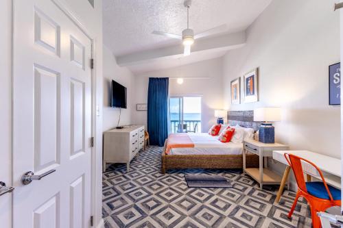 罗得城塞巴斯蒂安海滩酒店的卧室配有床、书桌和门