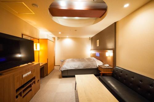 富山Hotel Torni ホテル トルニ的酒店客房,配有床和电视