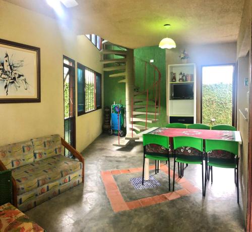 塔曼达雷Chalé Azul的客厅配有绿桌和沙发