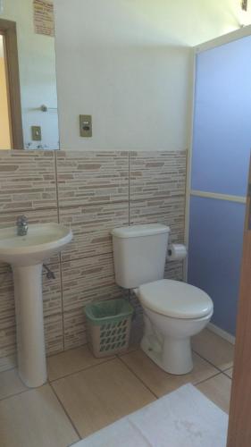 亚瓜龙潘帕旅馆的一间带卫生间和水槽的浴室