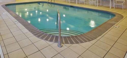 大瀑布城卡尔森大瀑布城江山旅馆套房的大型建筑中的大型游泳池