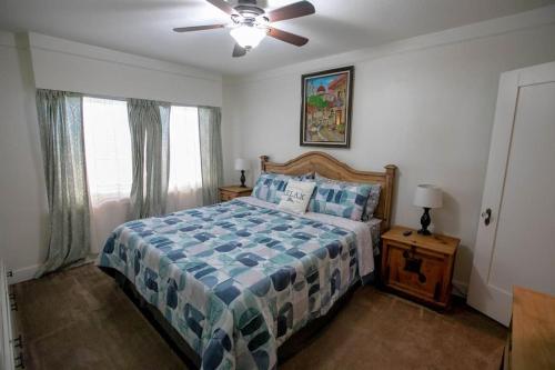 长滩Long Beach Home Beautiful Private area的一间卧室配有一张床和吊扇