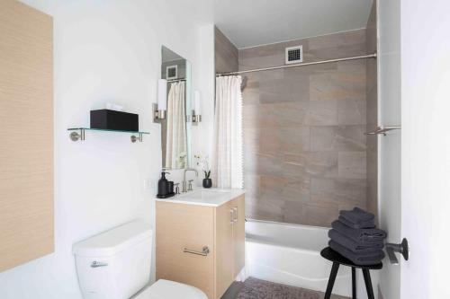 纽约Brooklyn bridge view residence的浴室配有卫生间、盥洗盆和淋浴。