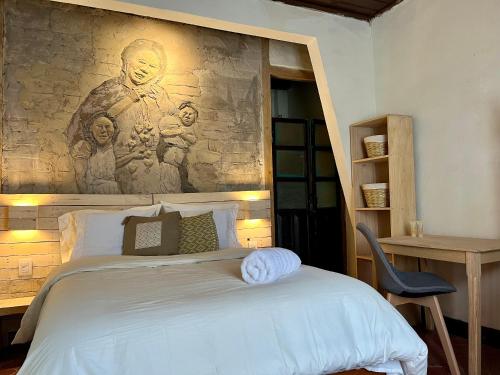 圣克里斯托瓦尔-德拉斯卡萨斯Casa Cheleb的一间卧室配有一张壁画床