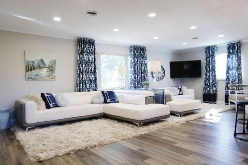 诺克斯维尔5 KING BEDS, 1Q 1Full P/O NEWLY REMODELED 2800 sq ft的客厅配有白色沙发和蓝色窗帘
