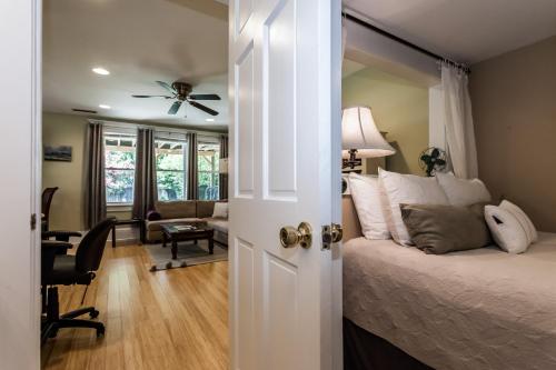 哥伦比亚Cozy Apartment in Downtown Neighborhood的一间卧室配有一张带吊扇的床和一张书桌。