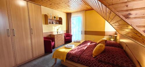 利普托斯基米库拉斯Jurika Liptov的一间卧室,卧室内配有一张床和一把椅子