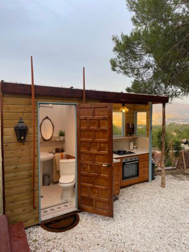拉努西亚Yurt in La Nucia met zwembad的一间带卫生间和水槽的浴室