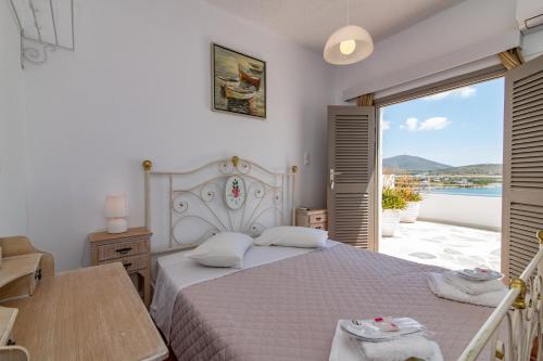提诺斯Agali bay hotel的一间卧室配有一张床,享有海景