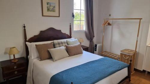 圣若热岛Villa Alta Vista的一间卧室配有一张带蓝色毯子的大床