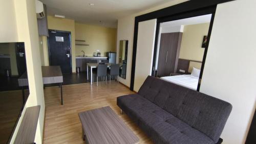 马六甲MetraSquare 308 Easy Suite的带沙发的客厅和卧室
