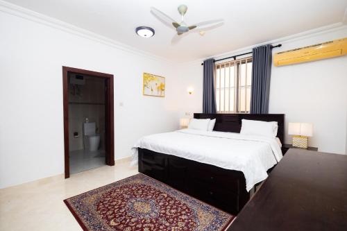 阿克拉Stay Play Away Residences - 3 bed, Airport Residential, Accra的一间带大床的卧室和一间浴室