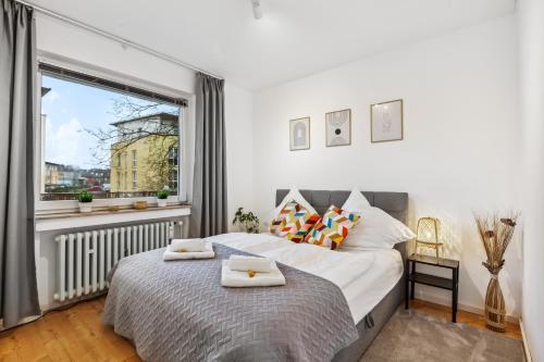 杜伊斯堡3 Zimmer, 68qm, Parkplatz, Messe DUS, Logport, Duisport的一间卧室配有一张床,上面有两条毛巾