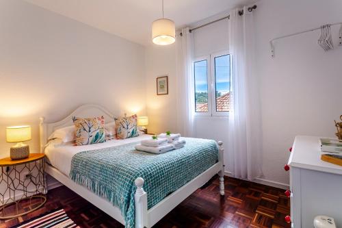 圣维森特A Casa da Tia的一间卧室设有一张床和一个窗口