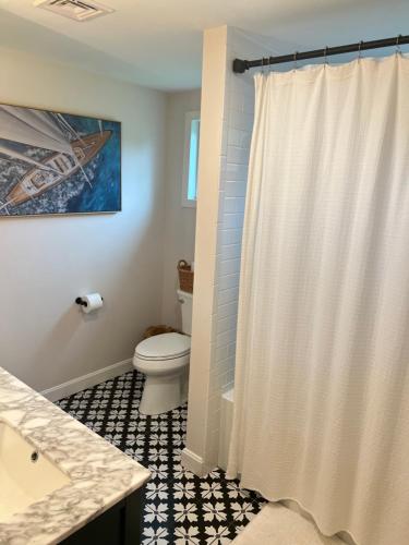 米德尔敦Modern Family Home in Middletown, RI- just 4 mi to Newport!的一间带卫生间和淋浴帘的浴室
