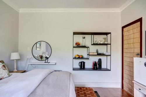 赫曼努斯Beautiful Abalone的一间卧室配有一张床和镜子