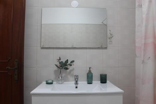 克卢什Apartment 2BR的浴室水槽,花瓶和镜子