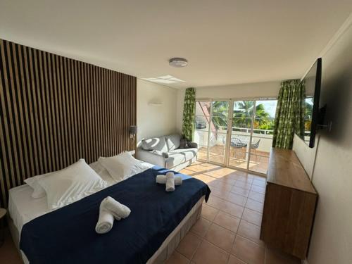 圣安尼Studio Bruni Lodge的一间卧室配有一张床,上面有两条毛巾