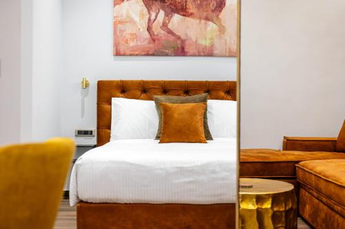 海若克利欧Royal Gold City Suites by Estia的一间卧室配有一张床和一张沙发