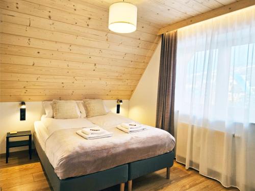 扎科帕内Willa Szyszka Zakopane的一间卧室配有一张木墙床