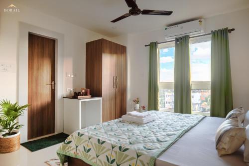 锡尔杰尔Borail Homes的一间卧室设有一张大床和一个窗户。