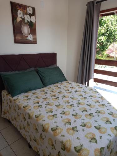 弗洛里亚诺波利斯Recanto da Lagoa的卧室内的一张带被子的床和窗户