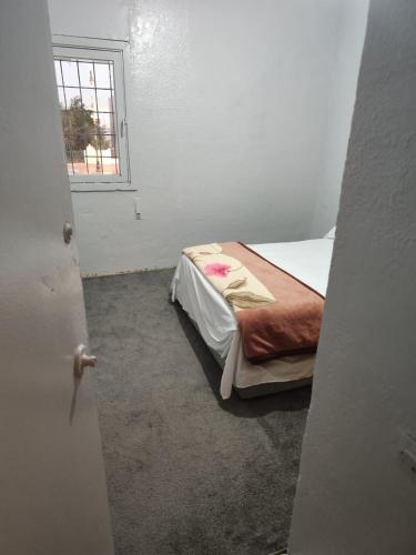 达赫拉Maison sahara的一间带床的卧室,位于带窗户的房间内