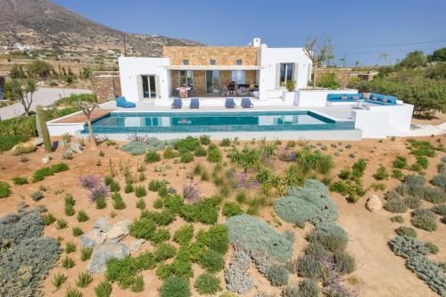 帕罗斯岛ELEONAS Paros estate - villas with partially private pools & professional tennis court的享有带游泳池的别墅的空中景致