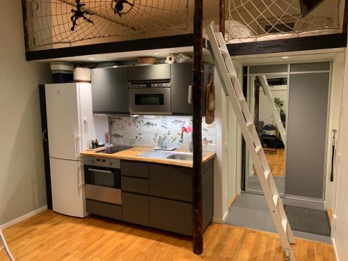 VästerhaningeFullt utrustat Minihus på landet的厨房配有高架床、水槽和冰箱