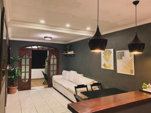 安格拉杜斯雷斯Apartamento Praia do Bonfim的客厅配有白色的沙发和桌子