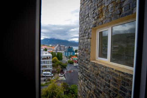 乌斯怀亚Ushuaia Center Apartament Suit的从大楼的窗户欣赏到城市美景